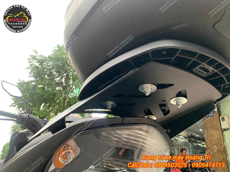 Xe Lexi 155 được gắn baga HTR phía sau kết hợp cùng đế lắp thùng tiện lợi