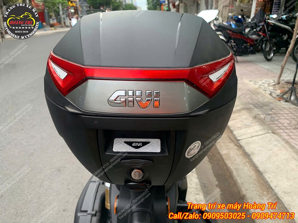 Anh khách chọn dòng thùng Givi chính hãng mã C30N cho xe