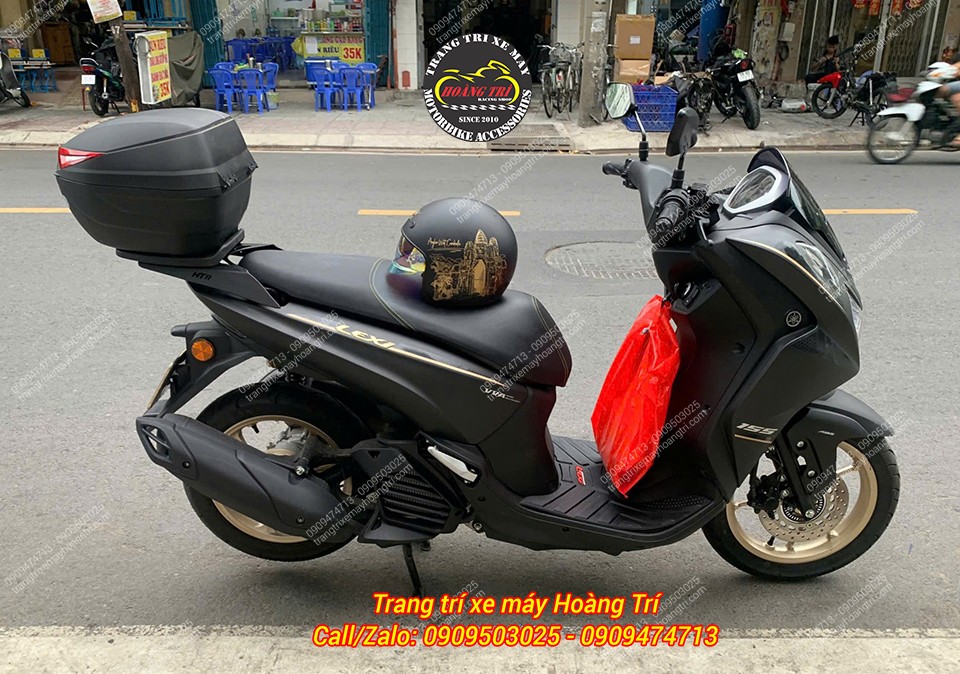 Toàn bộ combo độ nhẹ gồm: baga HTR, thùng Givi C30N và thảm để chân mang lại tiện ích cho Lexi 155