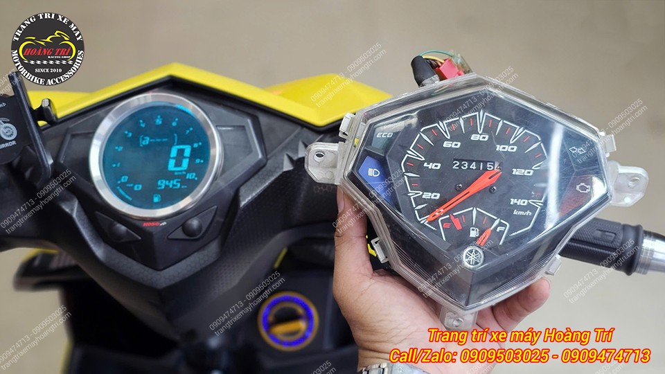 Trên xe, đồng hồ zin đã được thay thế bằng phiên bản chính hãng của Koso