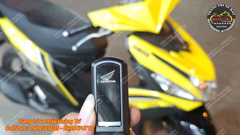 Phía sau remote là biểu tượng cánh chim – đại diện cho thương hiệu lâu đời