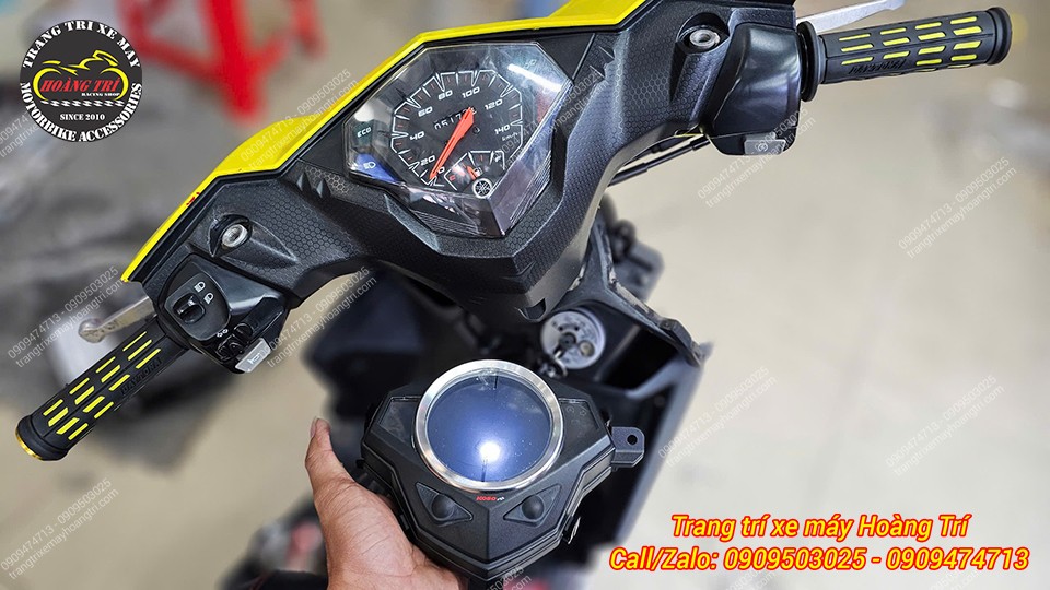 Trên tay là chiếc đồng hồ Koso chính hãng vừa khui hộp, sẵn sàng để lắp đặt lên xe