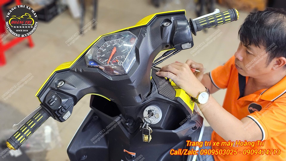 Nhân viên đang bắt đầu tháo mặt nạ để tiến hành thay mới phụ kiện