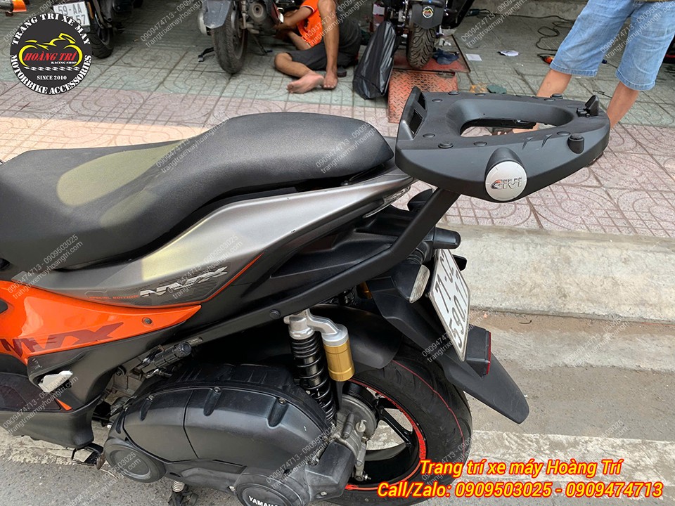Xe NVX được trang bị baga Givi chính hãng kèm đế thùng tiện dụng