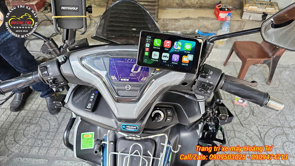 Việc lắp đặt trên xe NVX đã xong, nằm ở khu vực cùm tay lái bên phải của xe.