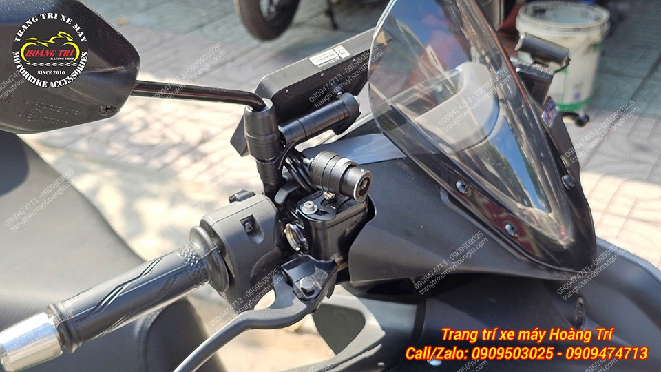 Camera hành trình trước được lắp đặt ngay dưới màn hình ELook 5 inch.