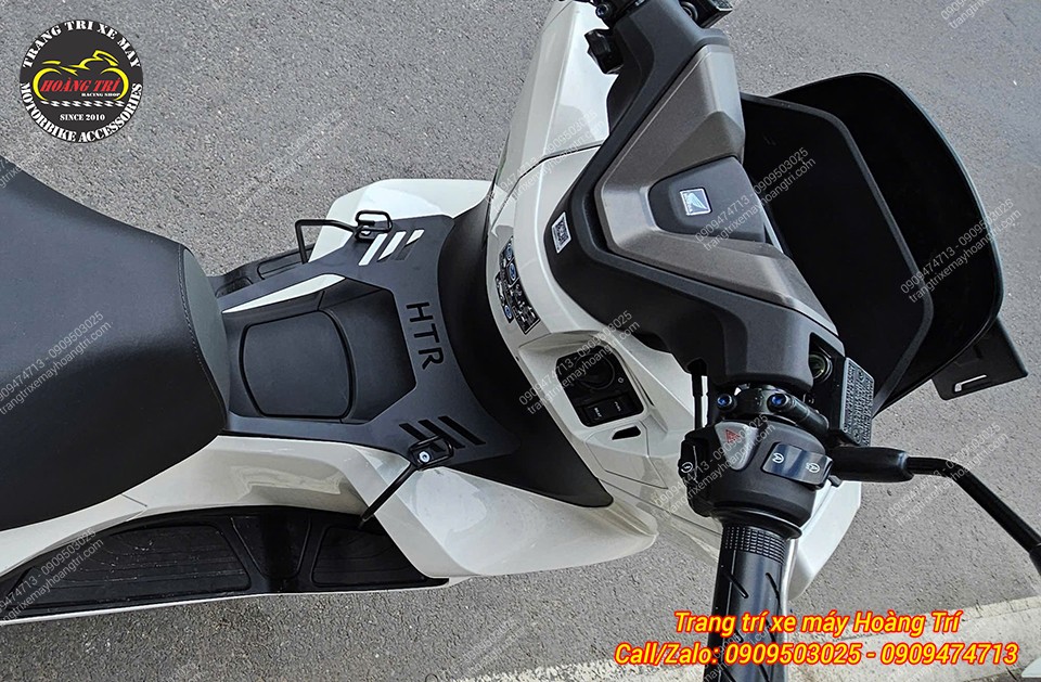 Chiếc PCX 160 2025 bản trắng được trang bị baga giữa không cần khoan lỗ