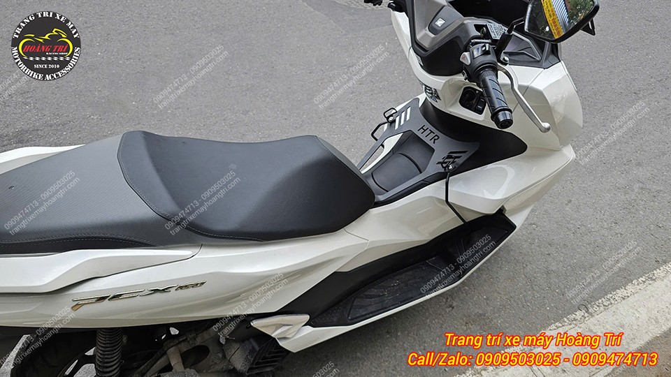 Chủ xe đã gắn thêm 2 móc chữ U giúp treo đồ tiện lợi hơn