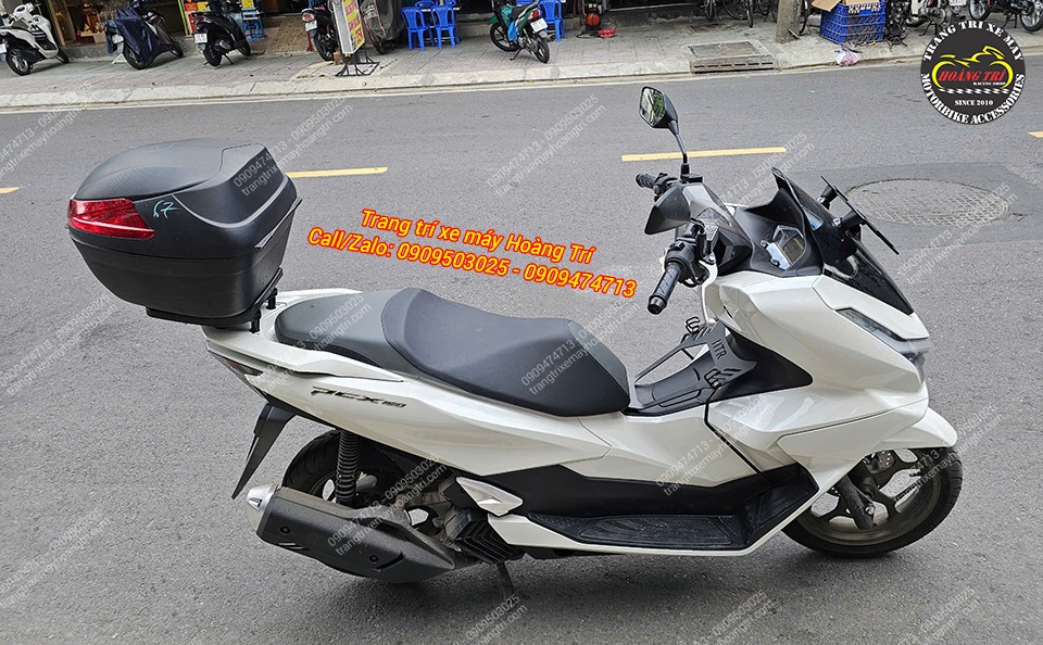 Ngoài ra, khách hàng cũng gắn thêm thùng sau giúp tăng không gian chứa đồ
