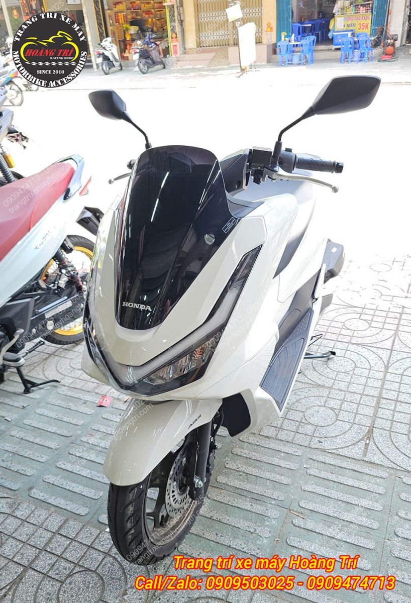 Chiếc PCX 160 2025 màu trắng vừa được nâng cấp với kính chắn gió chính hãng từ Honda Thái