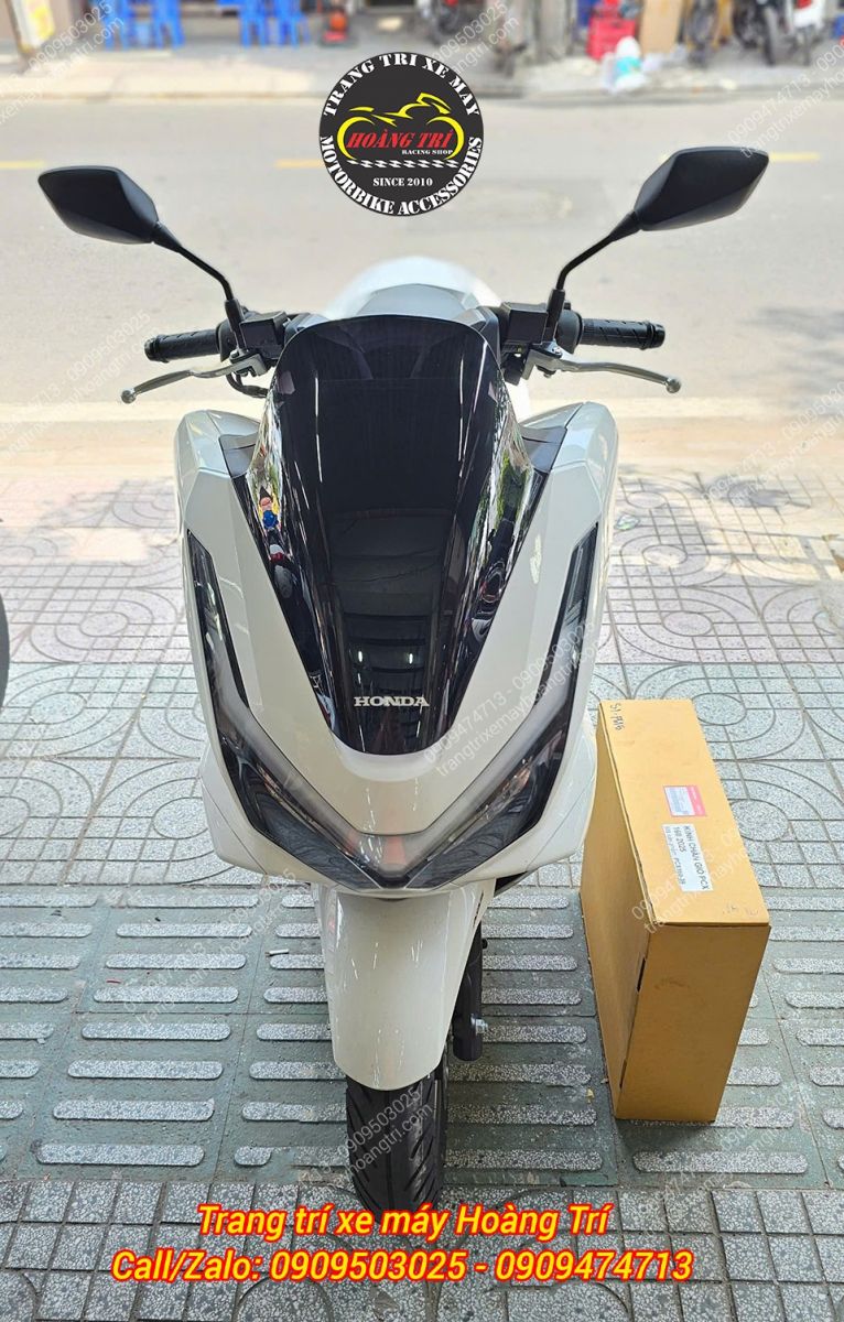 Kính chắn gió zin của xe đã được đặt lại vào hộp và bàn giao xe cho anh khách