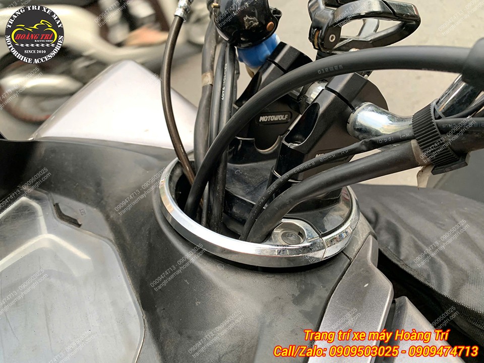Xe PCX 2018 được nâng cấp cùm nâng ghi đông MotoWolf CNC màu đen