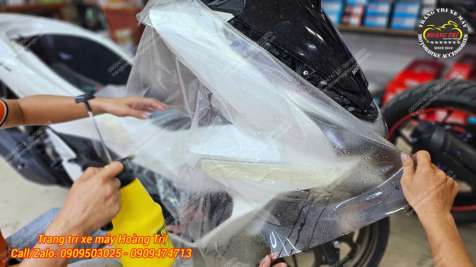 Sau khi canh chỉnh, bắt đầu tiến hành gạt nước để lớp keo bám chắc.
