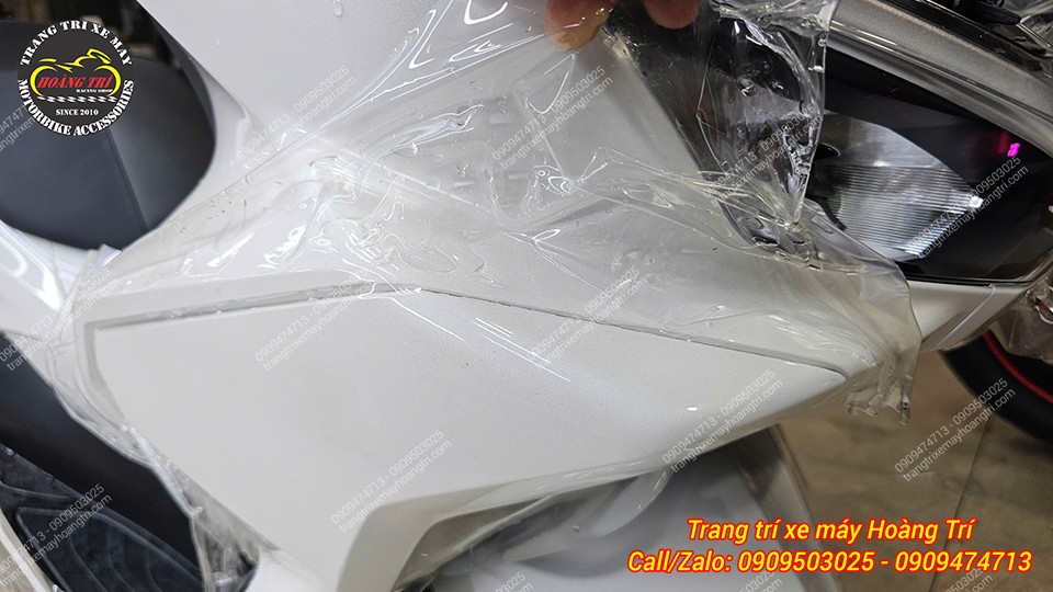 Gạt hết nước giúp keo dính chặt và giúp nịnh màu sơn hơn.