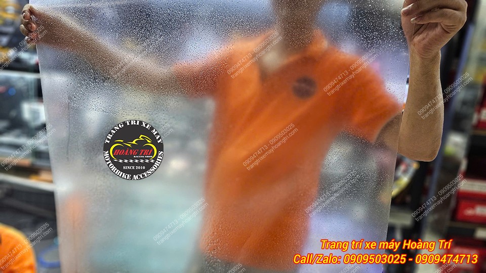 Nhân viên đang thao tác, anh em đoán được đang làm gì không