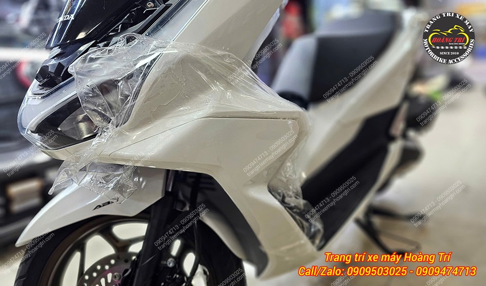 Điều này giúp cho lớp keo dễ di chuyển và định hình trước khi dán cố định