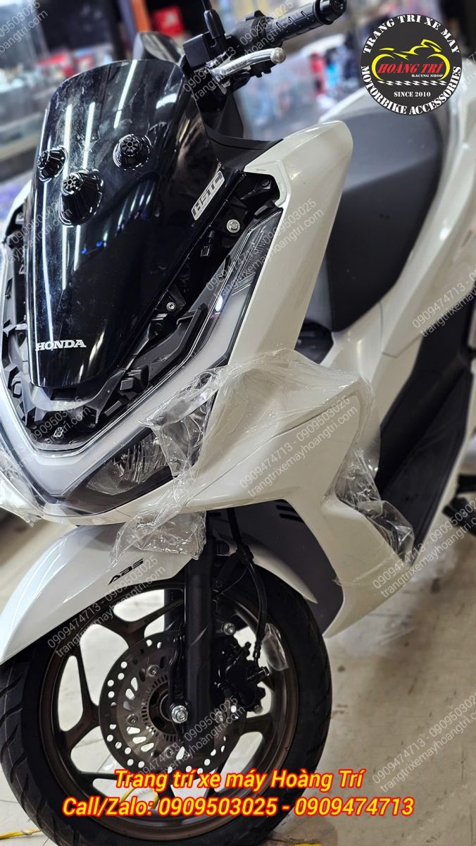 Việc dán PPF cho PCX 160 2025 đã hoàn tất, tuy vẫn còn một ít keo thừa