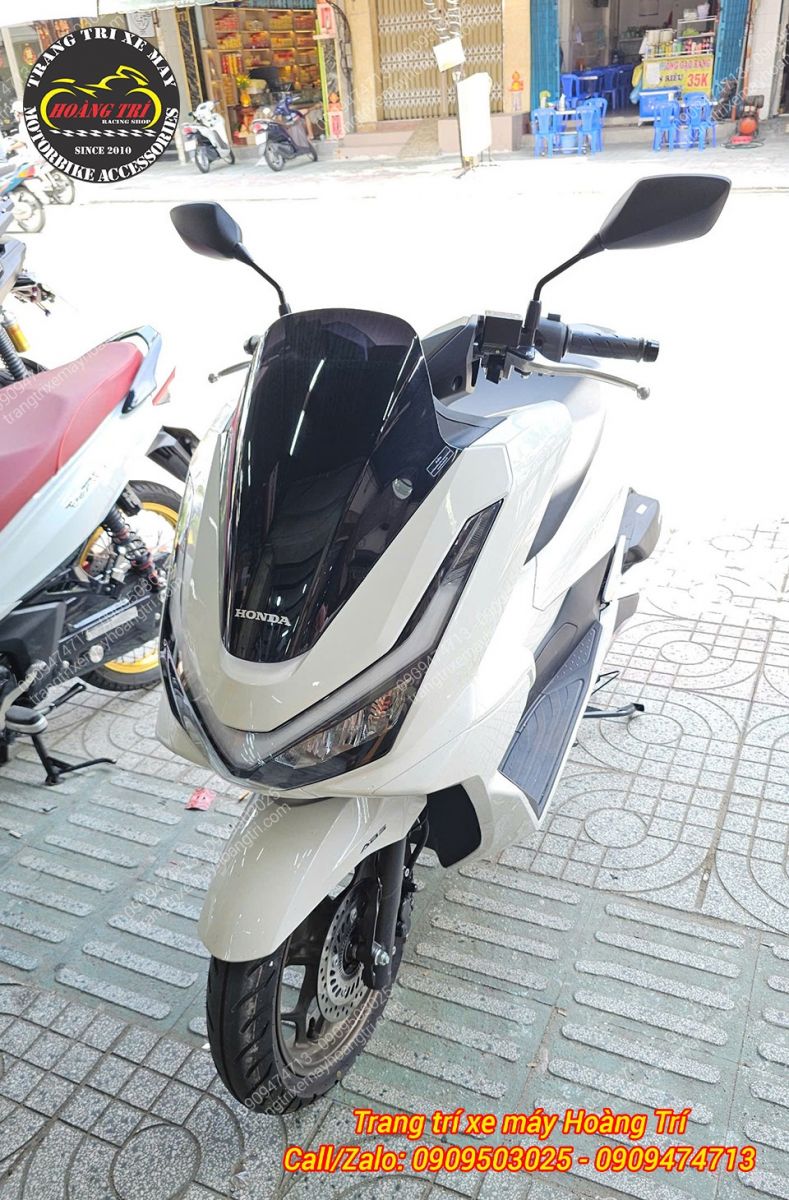 Sau khi hoàn thiện, anh khách đã lựa chọn nâng cấp thêm kính chắn gió Honda Thái