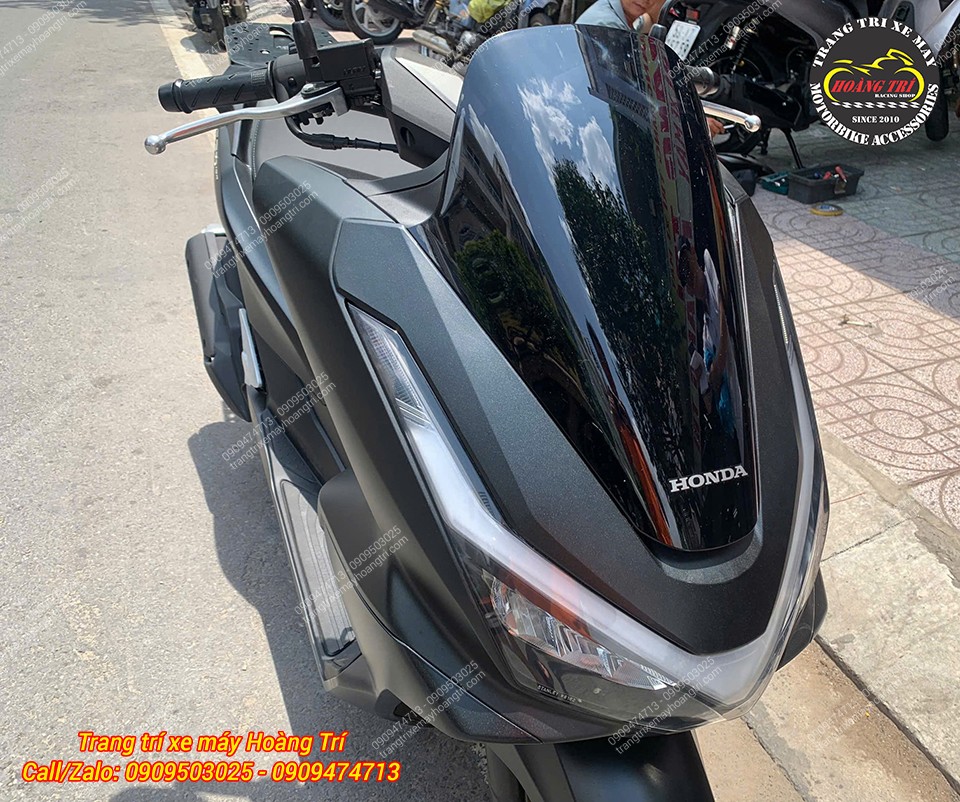 Đi kèm là kính chắn gió chính hãng Thái Lan cho PCX 160 2025, bản không có 3 lỗ