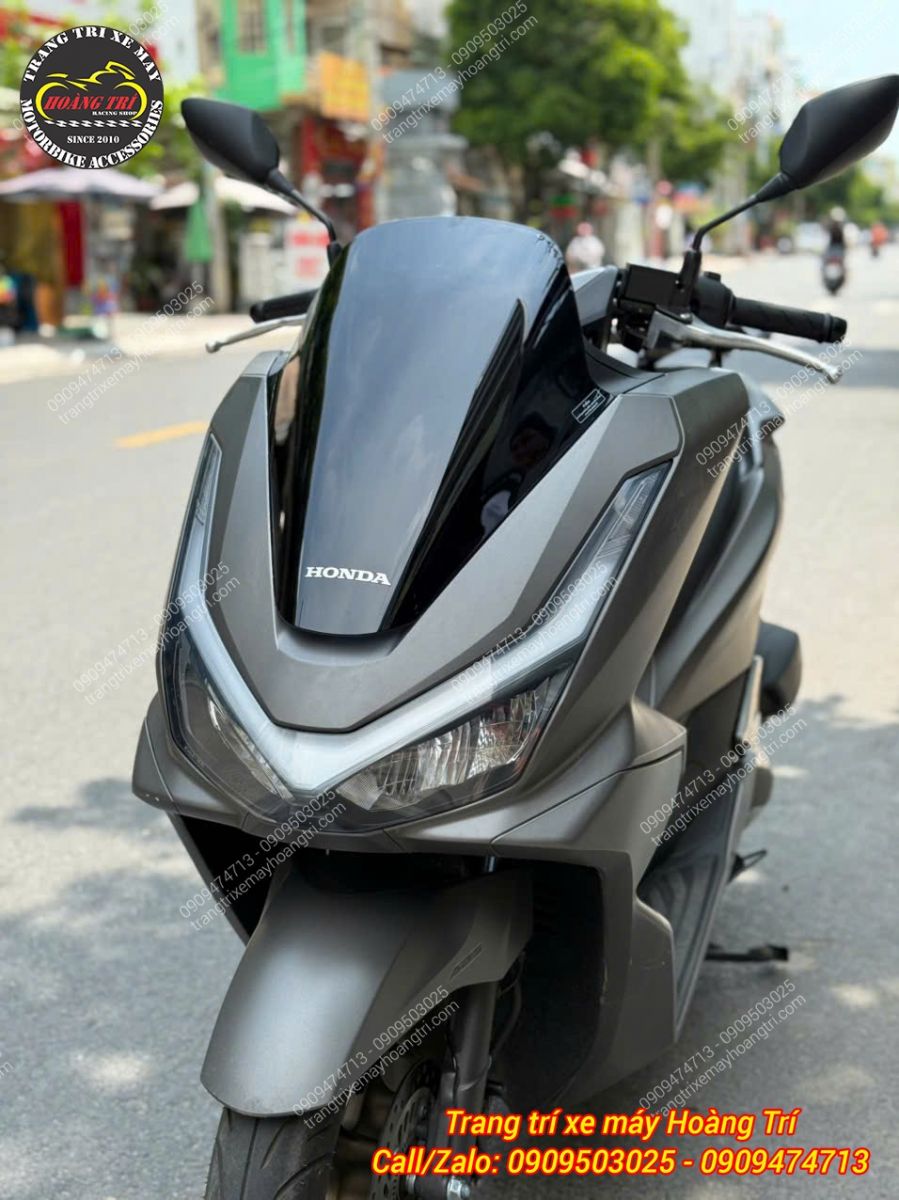 Màu đen mờ trong suốt của kính tăng thêm vẻ mạnh mẽ cho chiếc PCX 160 2025