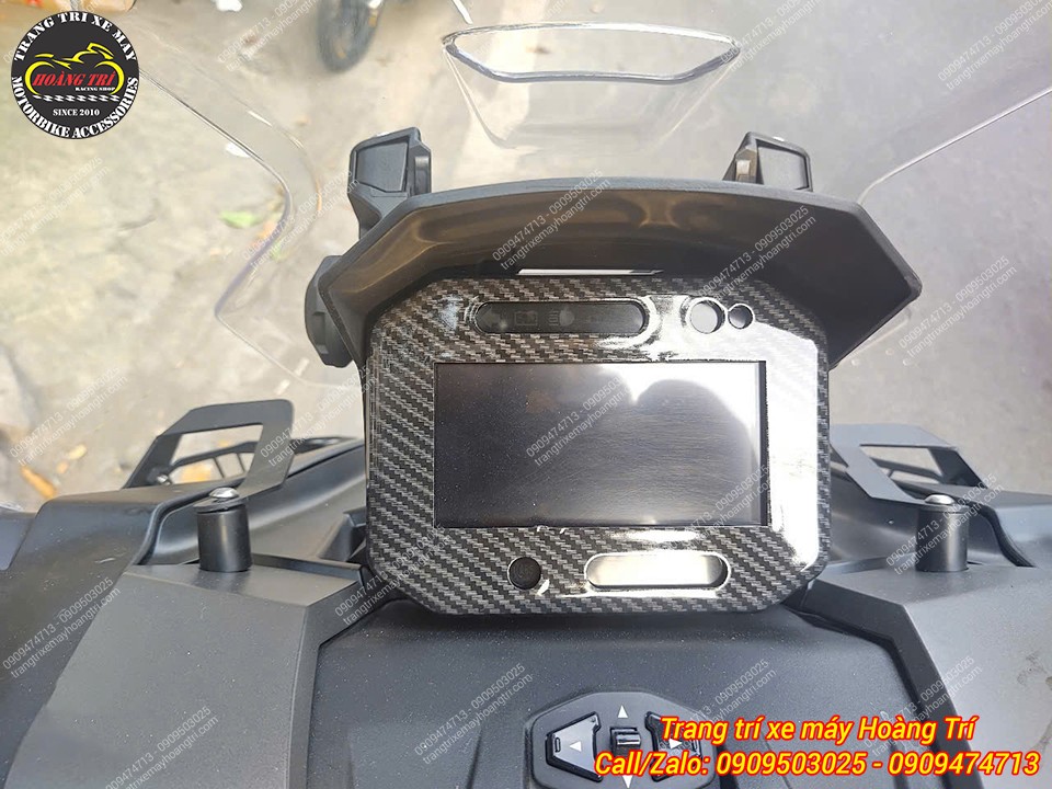 Ốp màn hình với họa tiết vân carbon mang lại cảm giác sang trọng đặc trưng
