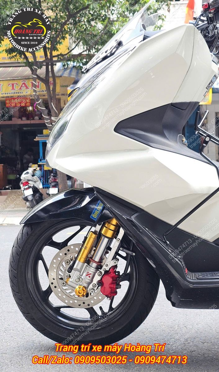 Mẫu PCX 160 ABS phiên bản màu trắng được trang bị thêm phuộc upside down nổi bật với gam màu vàng gold
