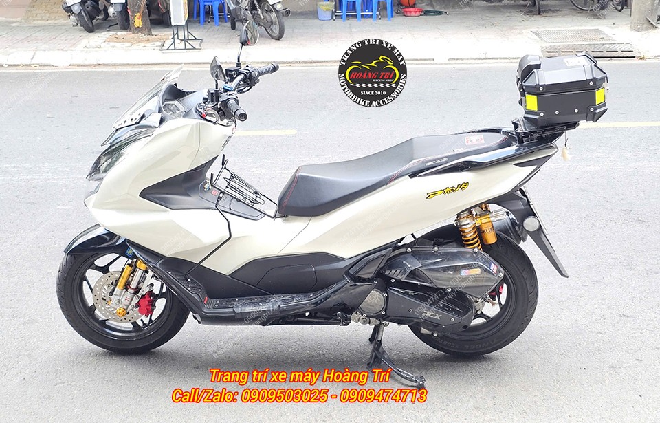 Không chỉ phần bánh trước được nâng cấp, dàn chân sau cũng được chăm chút ​với cặp phuộc Ohlins chính hãng kèm hệ thống HPA tăng chỉnh tiện lợi