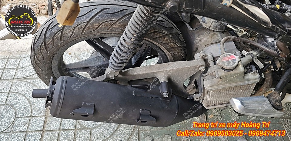 Chiếc pô PCX 160 mới đã thay thế pô zin, mang đến phong cách hiện đại cho xe