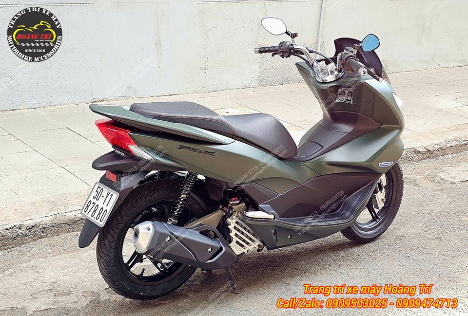 Không chỉ làm mới vẻ ngoài, anh khách còn đầu tư thêm nhiều món đồ chơi kiểng cho xe
