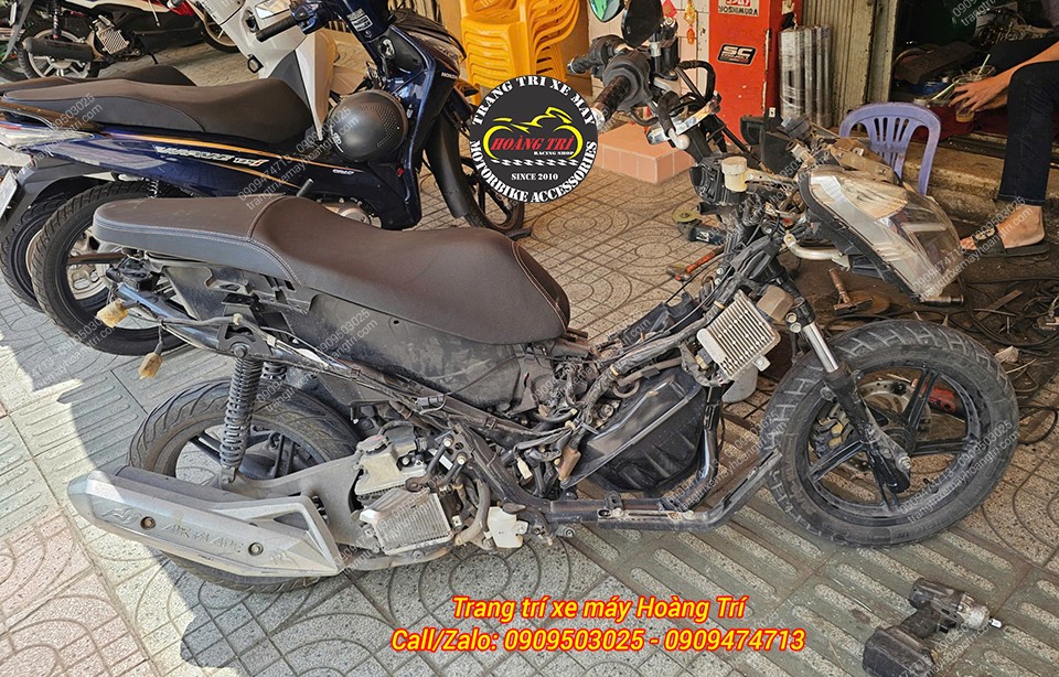 Dàn áo cũ của xe đã được tháo ra để chuẩn bị lắp đặt bộ vỏ mới