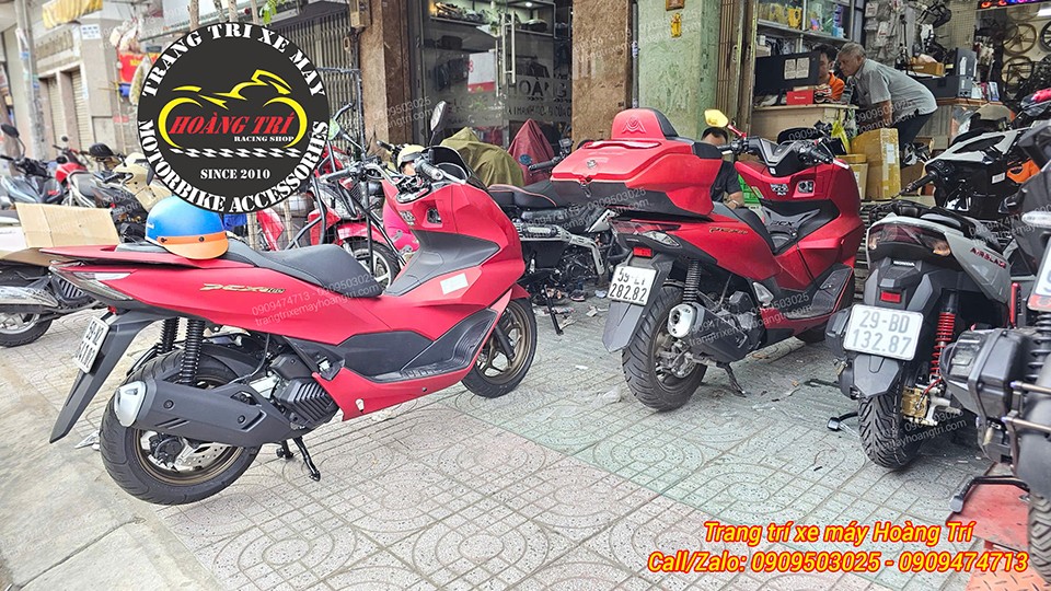 Dù cùng tông màu, hai chiếc PCX 160 tạo ấn tượng riêng nhờ trang bị khác nhau