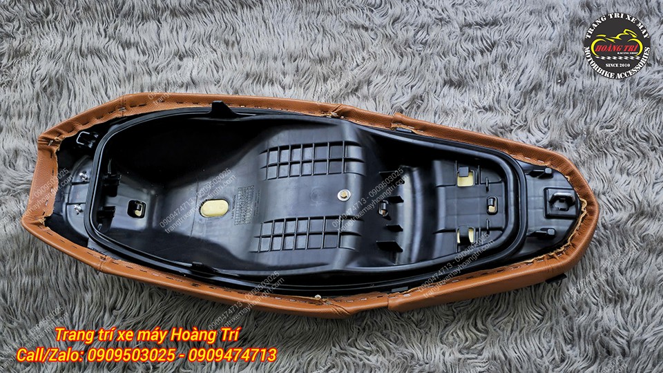 Phần yên được làm lại dựa trên yên zin của PCX 150/160.