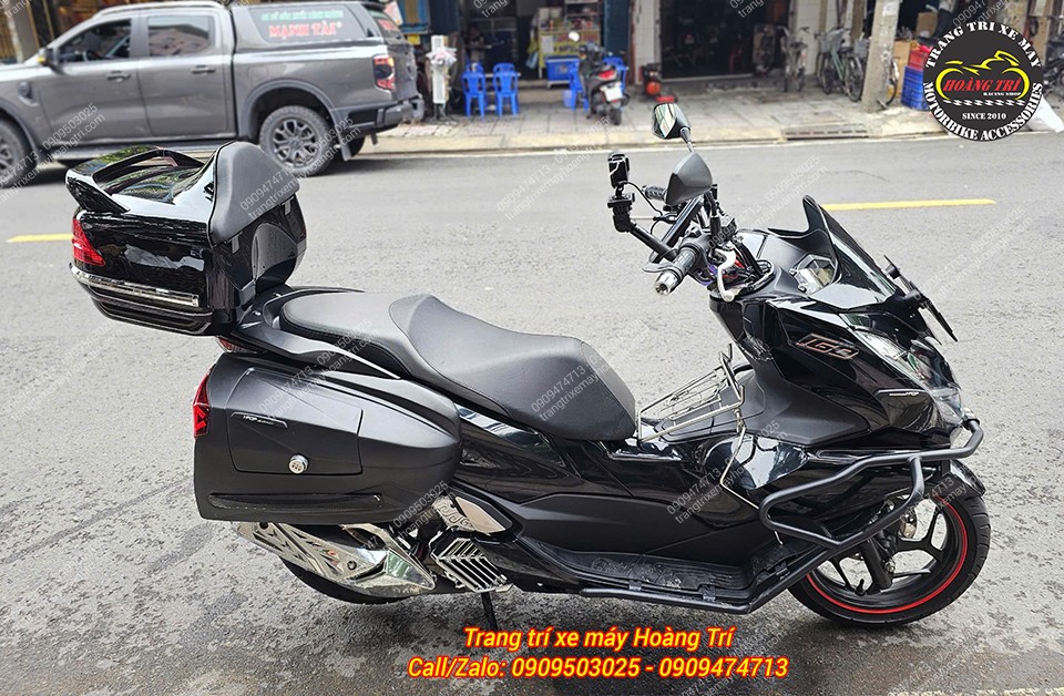 Anh khách đã trang bị trọn bộ thùng cho phần đuôi xe PCX 160.