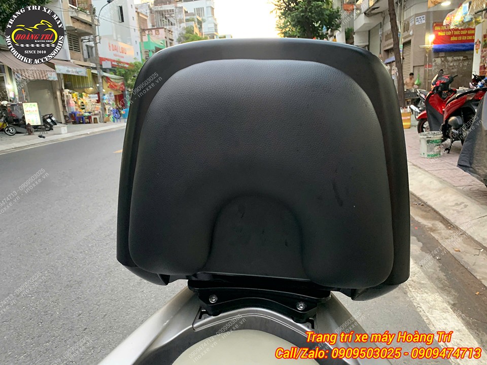 PCX 2018 được trang bị combo gồm baga sau nối dài cùng thùng sau SZR dung tích 38 lít