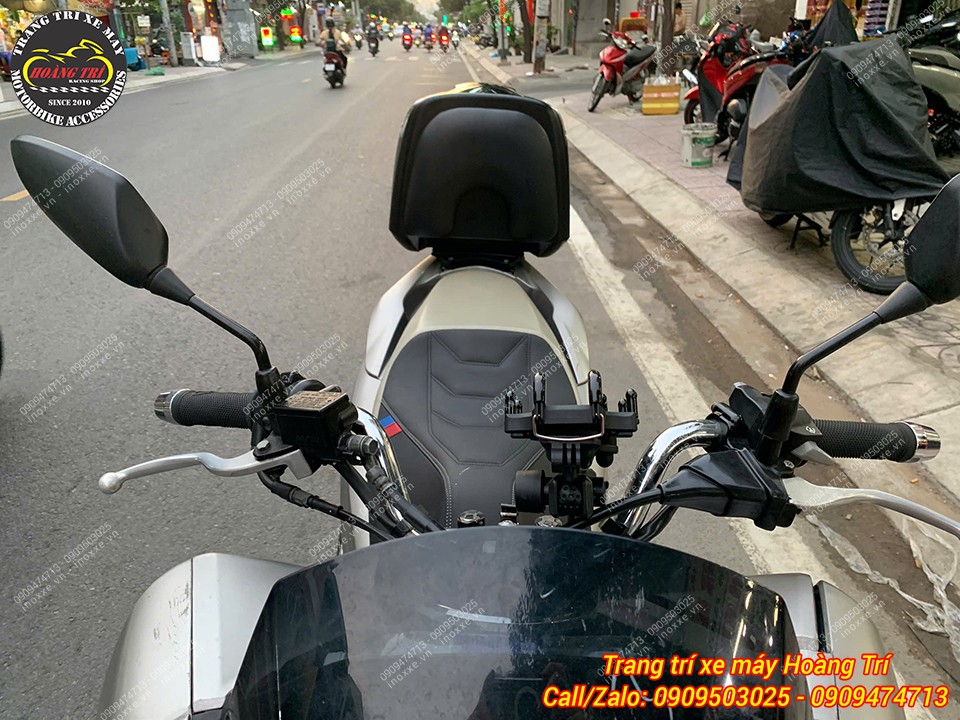 Trang bị thêm nệm tựa lưng hỗ trợ người ngồi sau cảm thấy êm ái hơn khi di chuyển đường dài