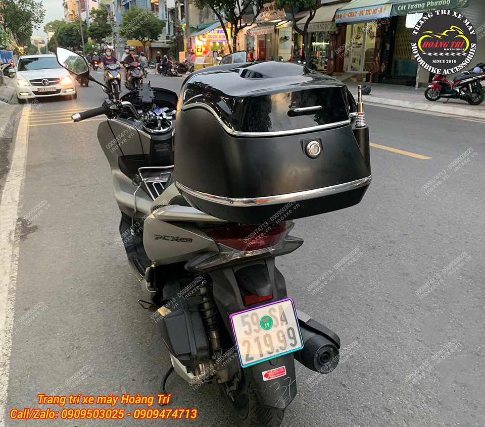 Thùng được trang bị khóa bảo vệ nhằm đảm bảo an toàn cho đồ đạc bên trong khỏi bị trộm cắp