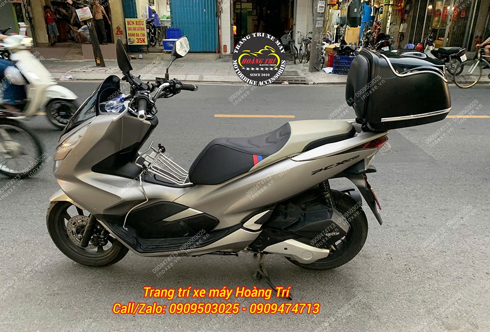 Tổng thể chiếc PCX 2018 trở nên tiện nghi hơn với combo baga sau và thùng 38 lít đi kèm