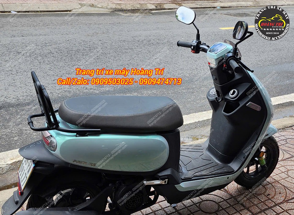 Tổng thể chiếc SYM Priti trở nên nổi bật hơn với baga sau màu đen nâng cấp diện mạo cho xe