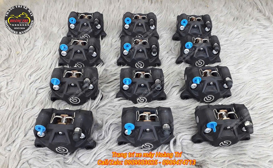 Cận cảnh heo dầu Brembo 2 piston màu đen với logo bạc sắc nét