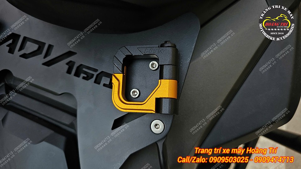 Móc treo màu vàng – đen được anh khách chọn để tạo điểm nhấn cho xe.