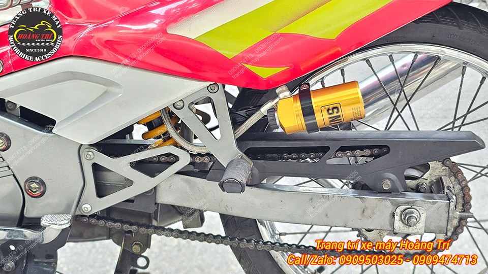 Tông màu vàng gold của bình dầu Ohlins mang lại nét nổi bật cho tổng thể xe