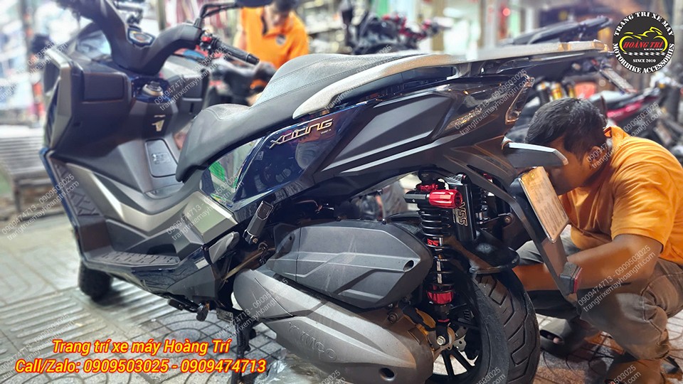 Nhân viên đang tiến hành kiểm tra cuối cùng để bàn giao xe sau khi nâng cấp combo phuộc và HPA