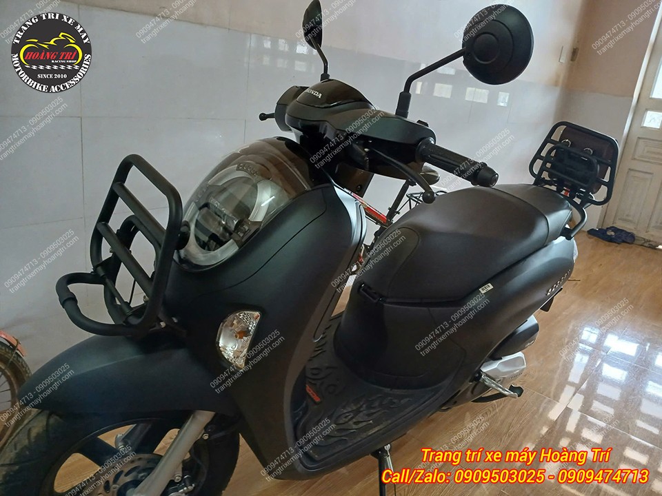 Anh khách mua về tự mình lắp đặt cho chiếc Scoopy full đen