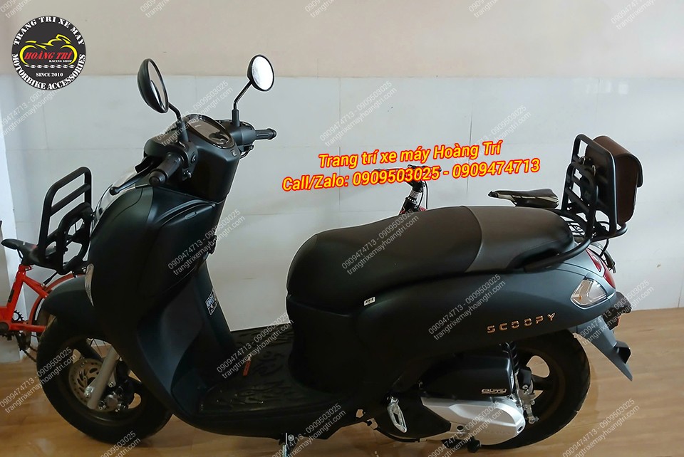 Anh khách đặt hàng từ xa tự mình lắp đặt cho xế cưng