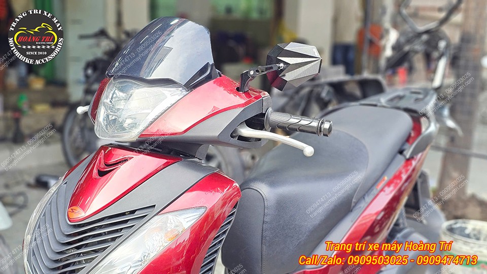 Chiếc SH 2019 được lột xác với bộ áo SH Ý cao cấp, kết hợp cặp kính H2C V5 đầy cá tính