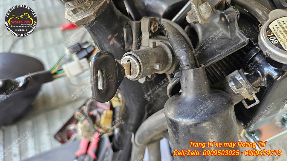 Ổ khóa zin của xe Sh Ý 2003 cần được thay mới khi nâng cấp thành SH Ý 2010