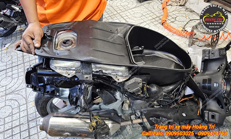 Dàn nhựa cốp xe cũng được thay thế trong gói độ để đồng bộ hơn