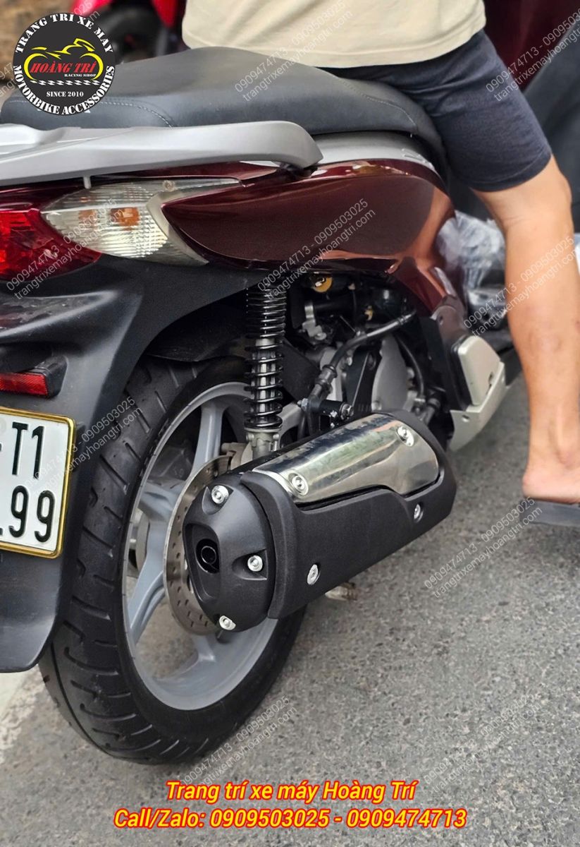 Từ phía sau, SH Ý vừa được trang bị toàn bộ pô SH 300i mới tinh