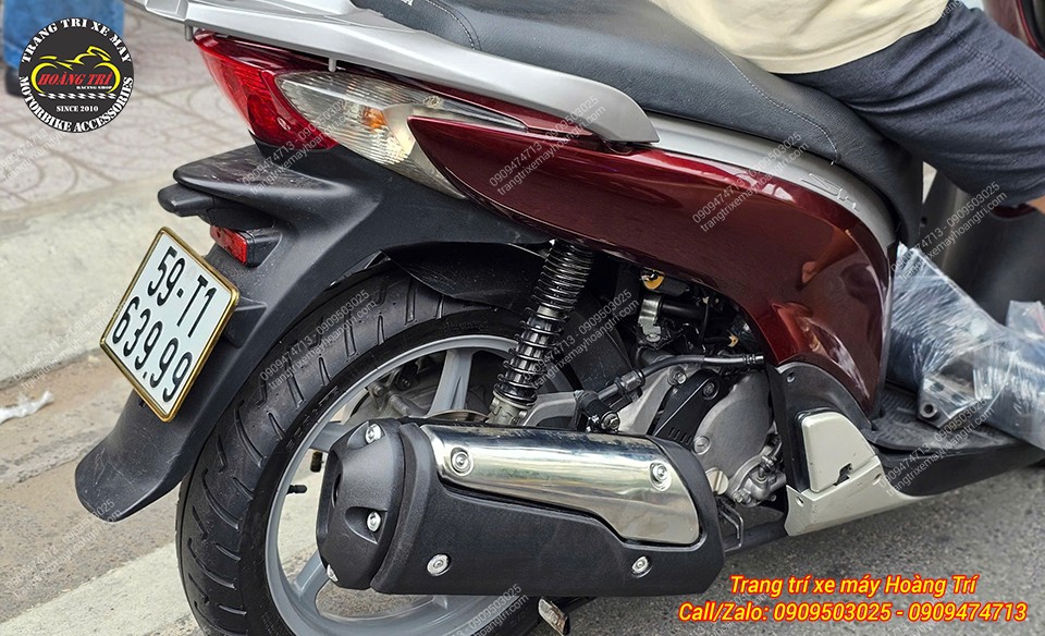 Pô SH 300i với kích thước lớn giúp xe trông hầm hố hơn và tạo điểm nhấn mạnh mẽ