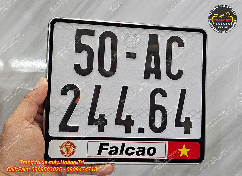 Khung biển số được thiết kế riêng theo yêu cầu, có khắc logo cá nhân của anh khách